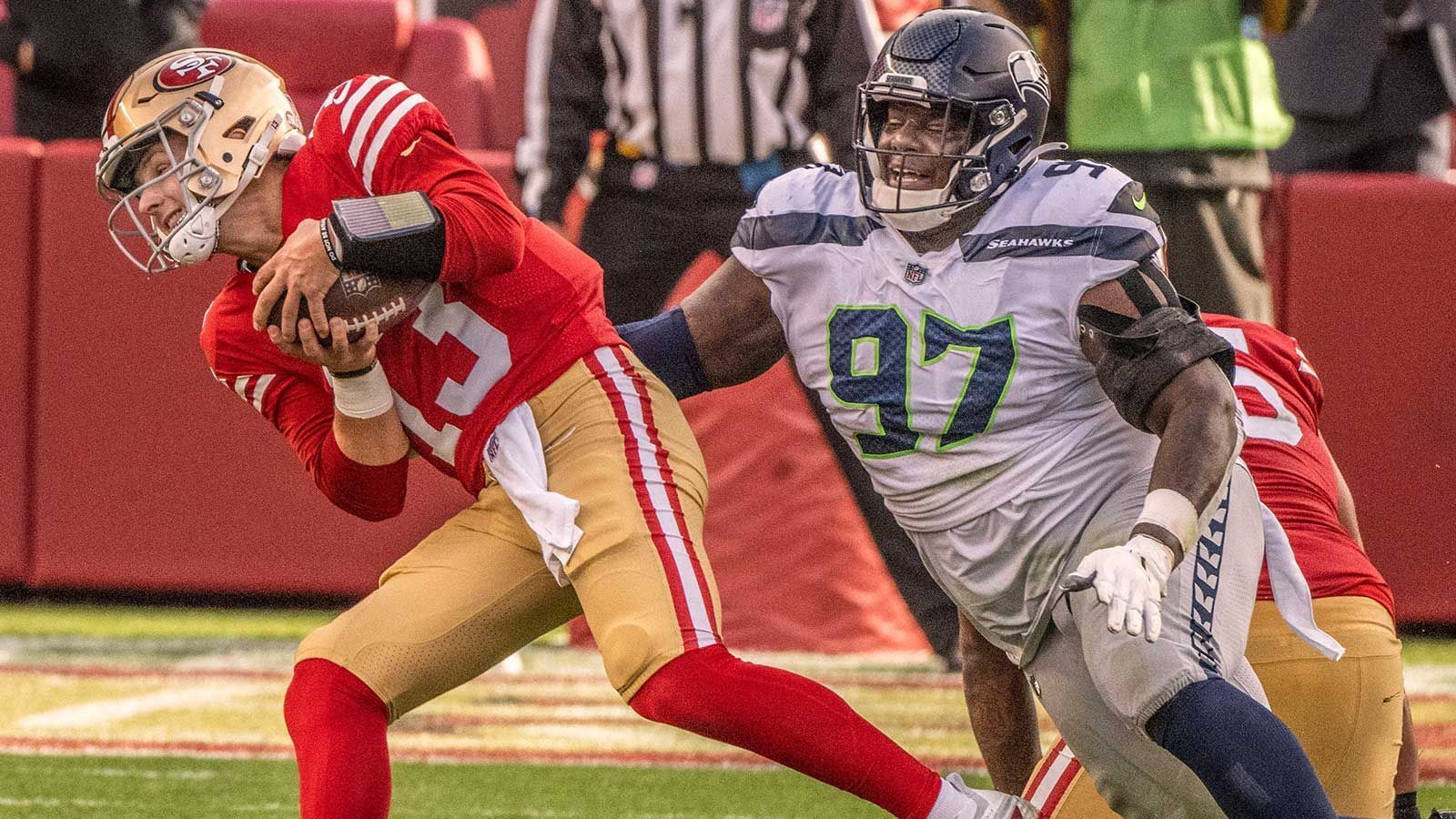 
                <strong>Seattle Seahawks – DT</strong><br>
                Die abgelaufene Saison verlief für die Seattle Seahawks überraschend gut. Jetzt muss der Kader weiter verbessert werden. Das gilt besonders für die Laufverteidigung, wo Seattle vergangenes Jahr das drittschlechteste Team der NFL war. In der 3-4-Defense, die Pete Carroll spielen ließ, fehlte den Seahawks ein dominanter Nose Tackle, um gegnerische Running Backs zu stoppen. Mit zwei Picks in der ersten Runde des Drafts sollte der Klub einen passenden Spielern finden können.
              