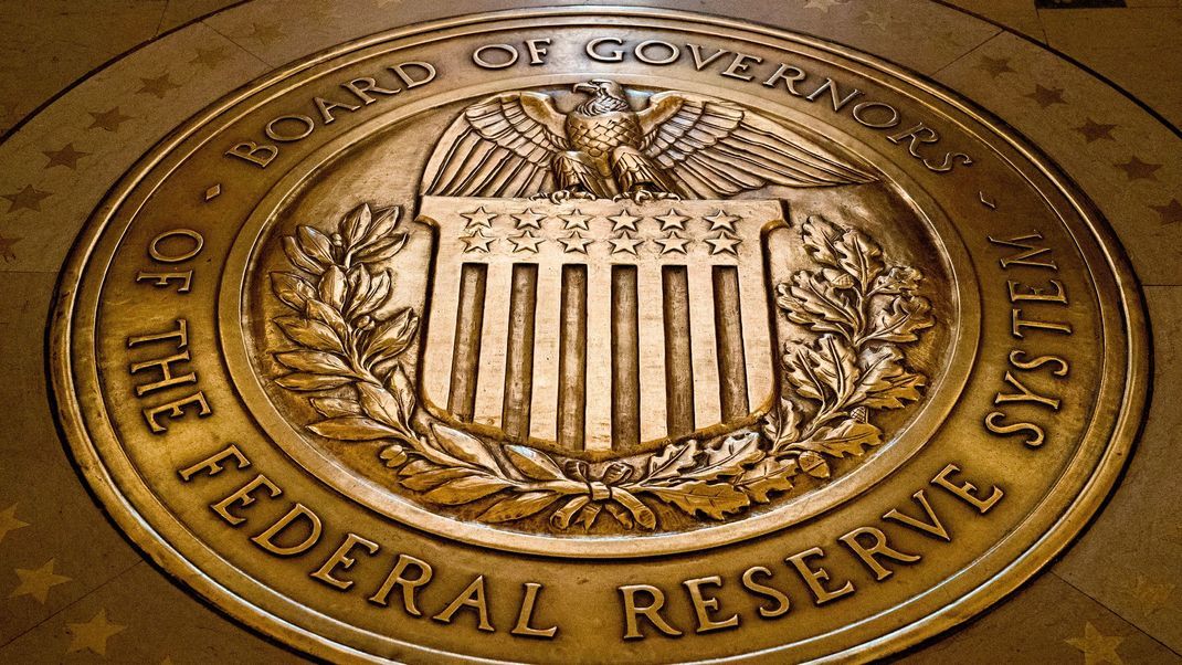 Die US-Notenbank Federal Reserve reagiert auf die abflauende Inflation und senkt zum ersten Mal seit Ausbruch der Corona-Pandemie ihren Leitzins.