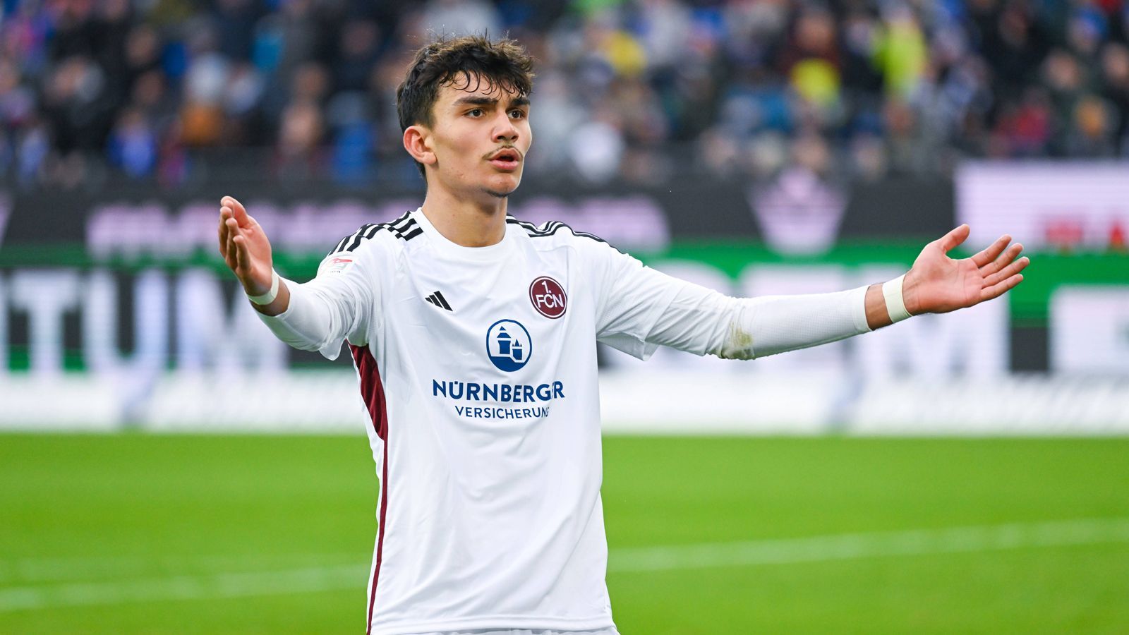 <strong>Offensiver Mittelfeldspieler: Can Uzun (1. FC Nürnberg)</strong><br>Hyun-ju Lee (Wiesbaden, von Bayern verliehen) hat hier gegen den 18-Jährigen das Nachsehen, auch wenn dieser neben seinen Spielen im offensiven Mittelfeld meist als Stürmer eingesetzt wurde. In 15 Spielen traf er sechs Mal und bereitete ein Tor vor. Er gehört zu den spannendsten Rohdiamanten Europas. Der gebürtige Regensburger spielt für das U21-Team der Türkei.