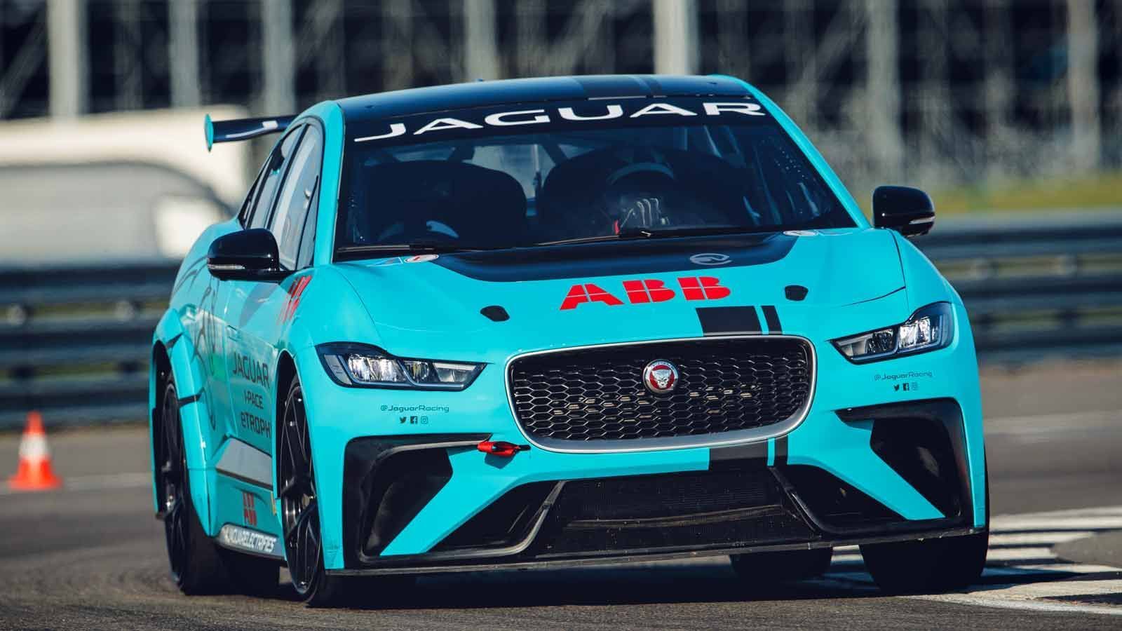 
                <strong>Jaguar I-PACE eTrophy: So sehen die Autos aus</strong><br>
                "Die Testfahrten haben bestätigt, dass die I-PACE eTrophy spannende und eng umkämpfte Rennen bieten wird. Die Qualität im Fahrerfeld ist hoch, und mit Teams aus bereits fünf Kontinenten handelt es sich um eine wirklich internationale Serie", sagte Marion Barnaby, Serienmanagerin der Jaguar I-PACE eTrophy.
              