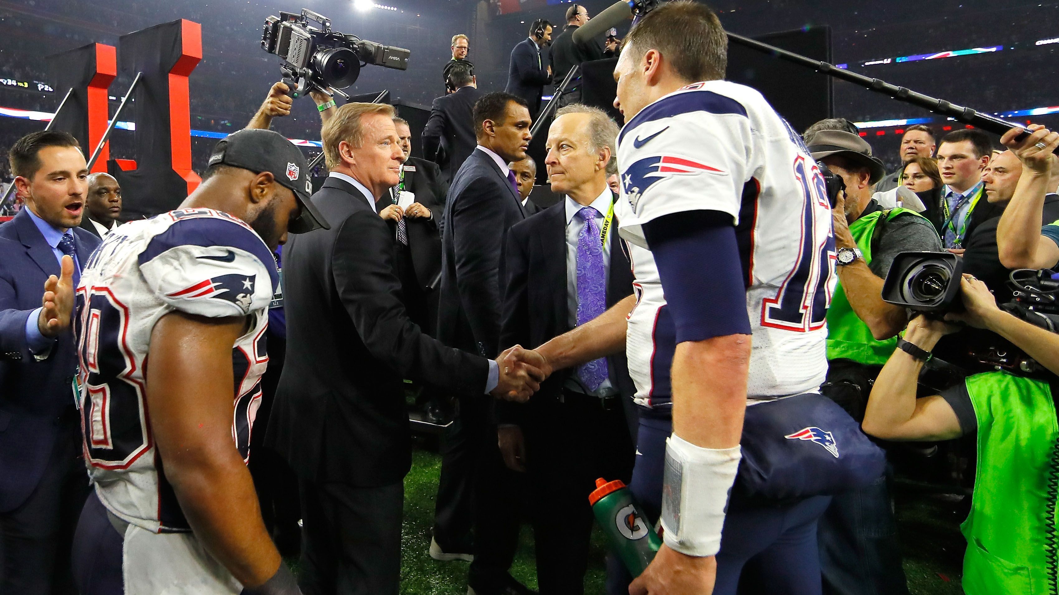 
                <strong>Seine Karriere als NFL-Commissioner vorbereiten </strong><br>
                Auch wenn es völlig surreal erscheint, wird auch Tom Brady irgendwann einmal seine Karriere beenden. Was also danach machen? NFL-Commissioner Roger Goodell steht auf der Beliebtheitsskala nicht auf der obersten Stufe. Brady hätte also nun genügend Zeit, um seine zweite Karriere vorzubereiten. 
              