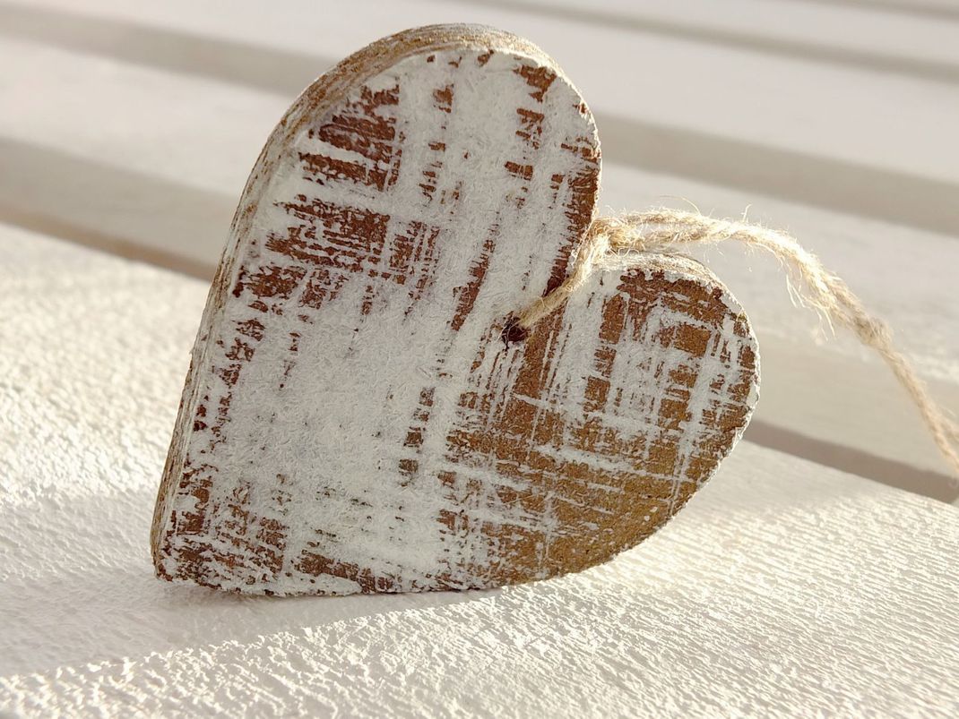 Ein Herz aus Holz – eine schöne Deko und als Symbol der Liebe besonders aussagekräftig.