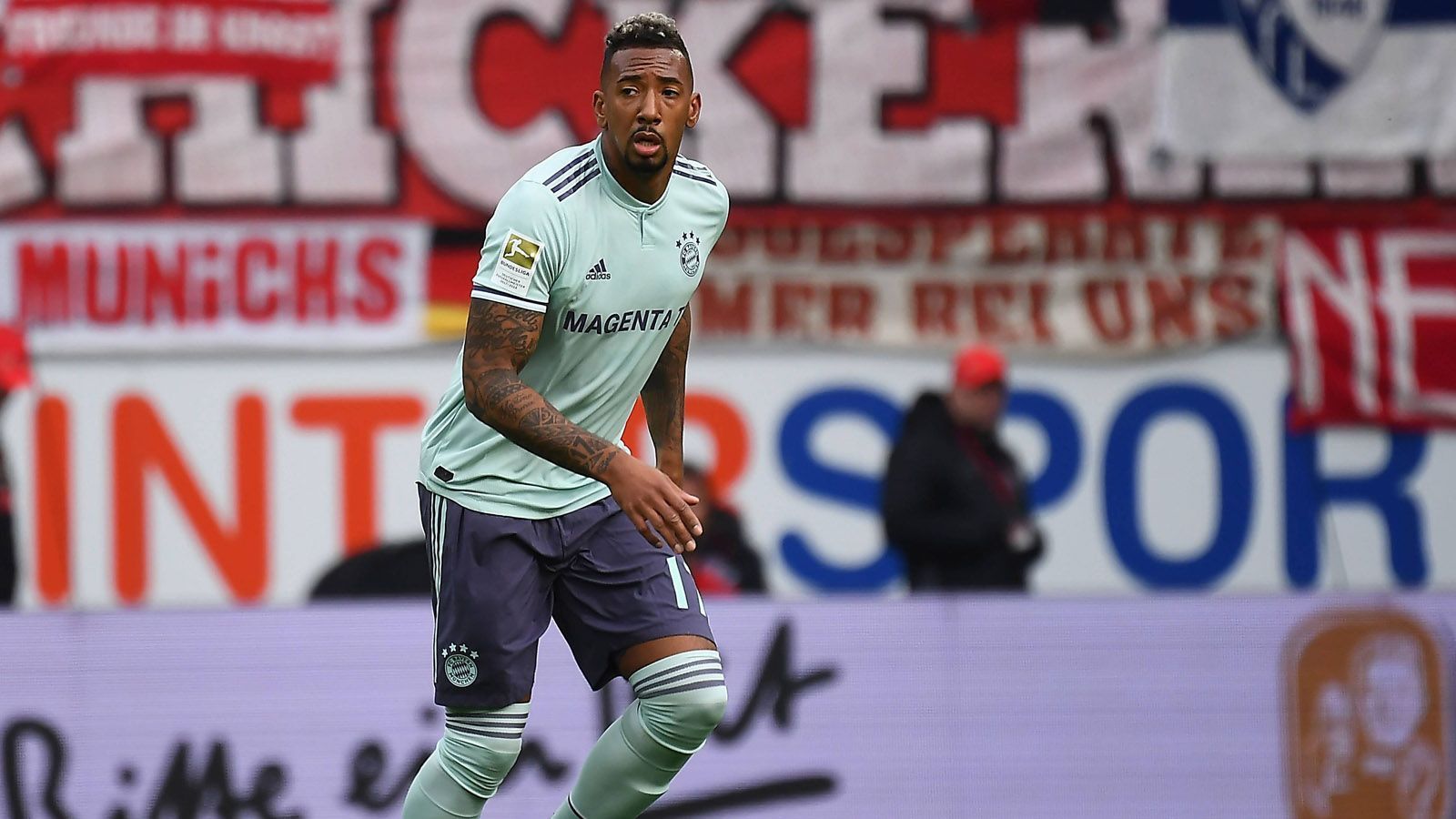 
                <strong>Jerome Boateng</strong><br>
                Im Sommer hatte der Innenverteidiger vom Verein die Freigabe bekommen. Ein sich anbahnender Wechsel zu Paris St. Germain scheiterte aber an der hohen Ablöse. Bayern-Boss Karl-Heinz Rummenigge forderte seinen Abwehr-Star auf, "back to earth" zu kommen. Eine Aussage, die Boateng gar nicht gefallen haben soll. Laut "Sportbild" musste der Weltmeister von 2014 vier Wochen auf ein klärendes Gespräch mit der Bayern-Führung warten. Machtspielchen? Nachdem das Gespräch mit Rummenigge und Sportchef Hasan Salihamidzic nun stattgefunden hat, scheinen die Wogen aber wieder geglättet. Boateng fühlt sich gestärkt. "Wir alle wollen das Gleiche: Erfolg mit dem FC Bayern. Dafür tun wir alles, was wir können." Klingt nach Zweck-Ehe. Zoff-o-meter: erstmal Friede, Freude, Eierkuchen. 
              