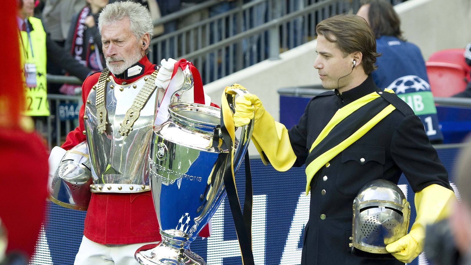 
                <strong>Champions-League-Finale 2012/13</strong><br>
                Vor dem ersten rein deutschen Finale in der "Königsklasse" inszenieren die Engländer im Wembley Stadion eine große Show. Lars Ricken und Paul Breitner als Vertreter der Klubs erscheinen im Ritterkostüm. Eine sehr skurrile Szene.
              