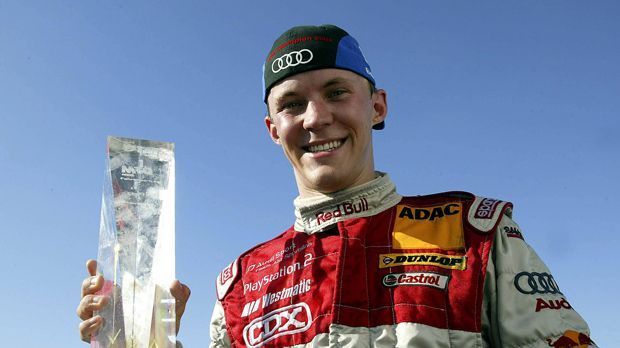 
                <strong>Titel, Abt-Ehe, Pappnasen: Die DTM-Karriere von Mattias Ekström</strong><br>
                Das erste Highlight der gemeinsamen aEkström-Abt-Zeit: Der Titelgewinn 2004, "als der Ekström aus dem Wald die großen Namen in Grund und Boden gefahren hat, bis sie geweint haben", so Abt. Für Ekström war der Titelgewinn nicht weniger emotional. Vor allem war er überraschend, schließlich erhielt Abt damals noch keine Werksunterstützung von Audi - was sich durch den Titelgewinn aber änderte.
              