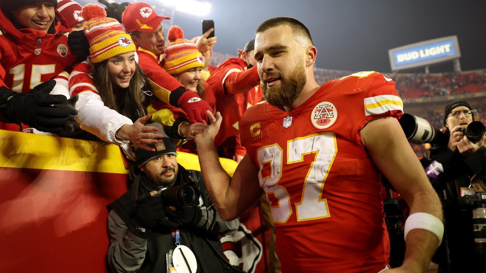 
                <strong>Travis Kelce - "Zeus"</strong><br>
                Nach jedem Touchdown hallt es "Zeeeeuuuus" durch das Arrowhead-Stadium. Aufgrund seiner Physis, seiner Art und Weise zu spielen und seiner Personalität wurde der Tight End von den Chiefs-Fans mit dem Namen des obersten griechischen Gottes belegt. Schon 2015 wurde der 32-Jährige gefragt, ob es stimme, dass die Fans diesen Namen rufen würde. Seine Antwort damals: "Das wäre cool."
              