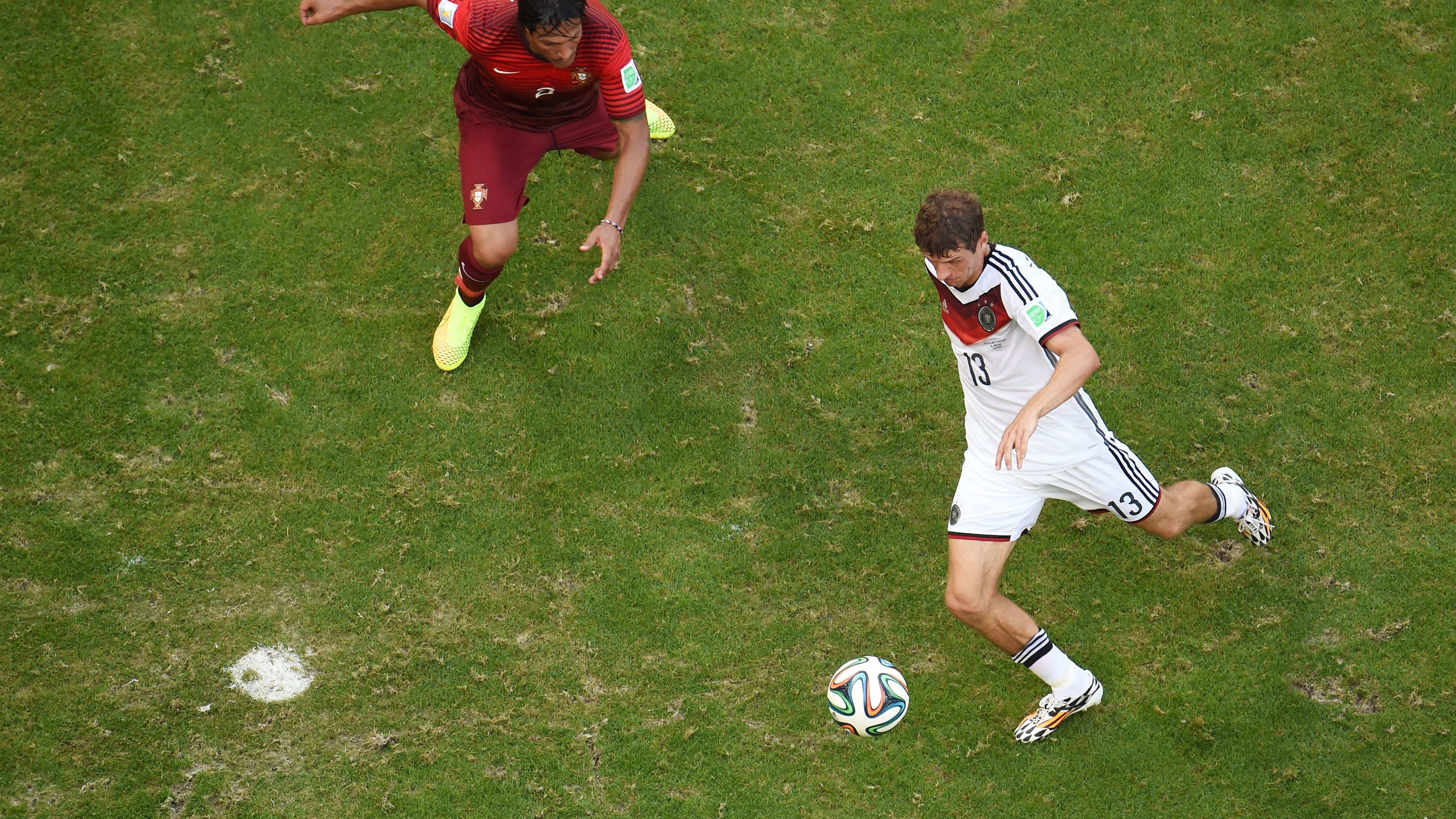 <strong>WM 2014: Dreierpack im Gruppenspiel gegen Portugal</strong><br>Müllers zweites Tor des Spiels, bei dem er einen Abwehrversuch blockte und eiskalt vollendete, beschrieb Müller in der Doku "Wir Weltmeister" als "eines meiner Lieblingstore in meiner Karriere". Ein typischer Müller: "Ich habe sofort erkannt, dass ich nicht zuerst an den Ball komme und habe handlungsschnell sofort entschieden, ich gehe nicht auf den Ballkontakt, sondern ich sehe, der andere kommt dran und ich gehe auf den Block."