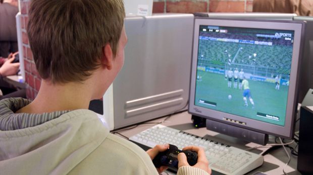 
                <strong>Steuerung ändern</strong><br>
                FIFA ist ein Spiel voller Emotionen. Das weiß meistens auch dein Gegner. Es gibt bestimmte Dinge, mit denen dich dein Kontrahent gerne provoziert. Wir listen die zehn nervigsten auf. Provokation Nummer eins: Steuerung ändern!
              