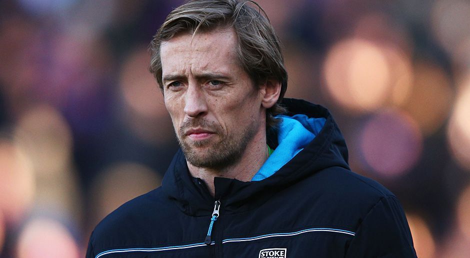 
                <strong>Peter Crouch</strong><br>
                Peter Crouch (Stoke City): Das ist mal eine echte Überraschung. Guardiola, der nicht unbedingt als großer Fan von Mittelstürmern klassischer Prägung gilt, verehrt Peter Crouch. "Er weiß genau, was er tut. Mit dem Kopf und mit dem Fuß", sagte Guardiola bereits während der WM 2006 über den 2,01 Meter großen Engländer: "Er wird tausend Mal angespielt und behauptet immer den Ball. Es sieht so einfach aus, aber nur wenige Stürmer können das." Erst im vergangenen Dezember wiederholte Guardiola seine Einschätzung und erklärte, dass Crouch sein favorisierter englischer Stürmer sei.
              