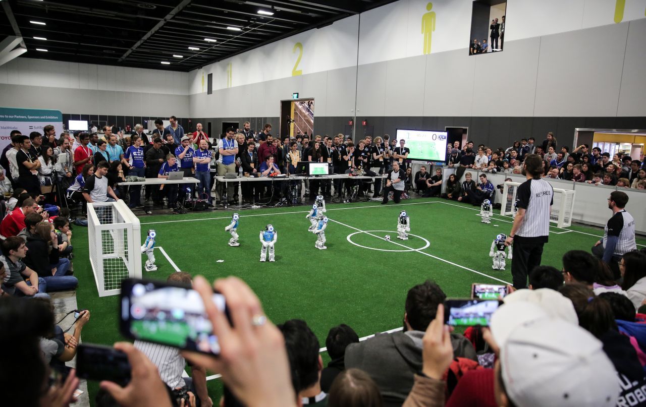 Roboter können auch Fußball spielen. Den Robocup gibt es seit mehr als 20 Jahren. Wissenschaftler:innen lassen jedes Jahr ihre Schöpfungen gegeneinander antreten. 