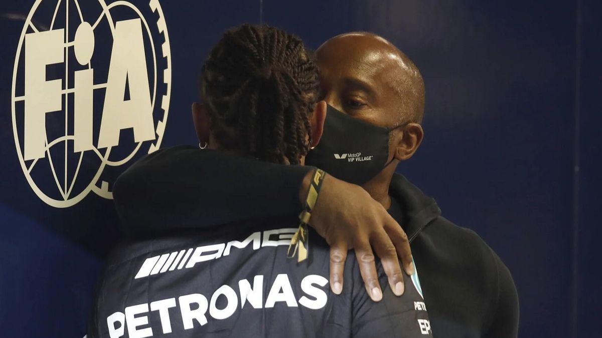 Lewis Hamilton mit seinem Vater Anthony nach dem Abu-Dhabi-Finale 2021