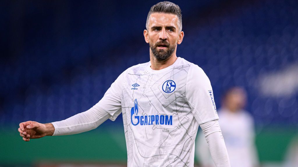 
                <strong>Flop: Vedad Ibisevic (FC Schalke 04)</strong><br>
                Der wohl enttäuschendste Transfer des Sommers geht auf das Konto des FC Schalke 04. Gelobt wurden die Verantwortlichen für die Verpflichtung von Vedad Ibisevic, der für ein absolutes Minimum an Gehalt spielte und sowohl Torgefahr, als auch beinahe 15 Jahre Bundesliga-Erfahrung mitbringen sollte. Am Ende wurde es eine Posse, Ibisevic wurde nach fünf Pflichtspielen (ein Tor) freigestellt und wird den Verein im Winter verlassen.
              