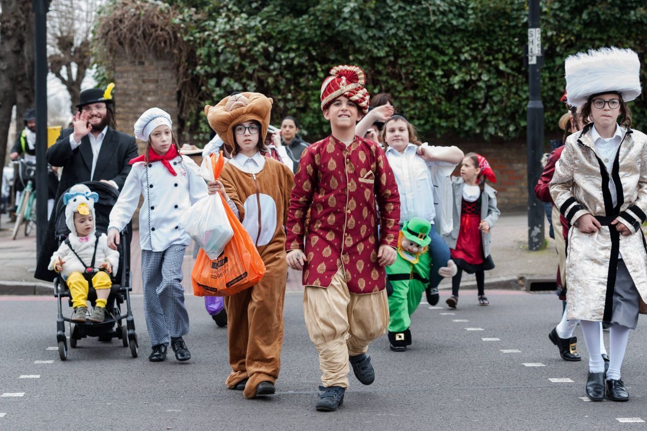 Purim feiern Juden und Jüdinnen im Februar. Es ist ein Fest der Freude, sie tragen Kostüme und feiern ausgelassen, dass Königin Esther das jüdische Volk einst vor der Vernichtung bewahrte. 