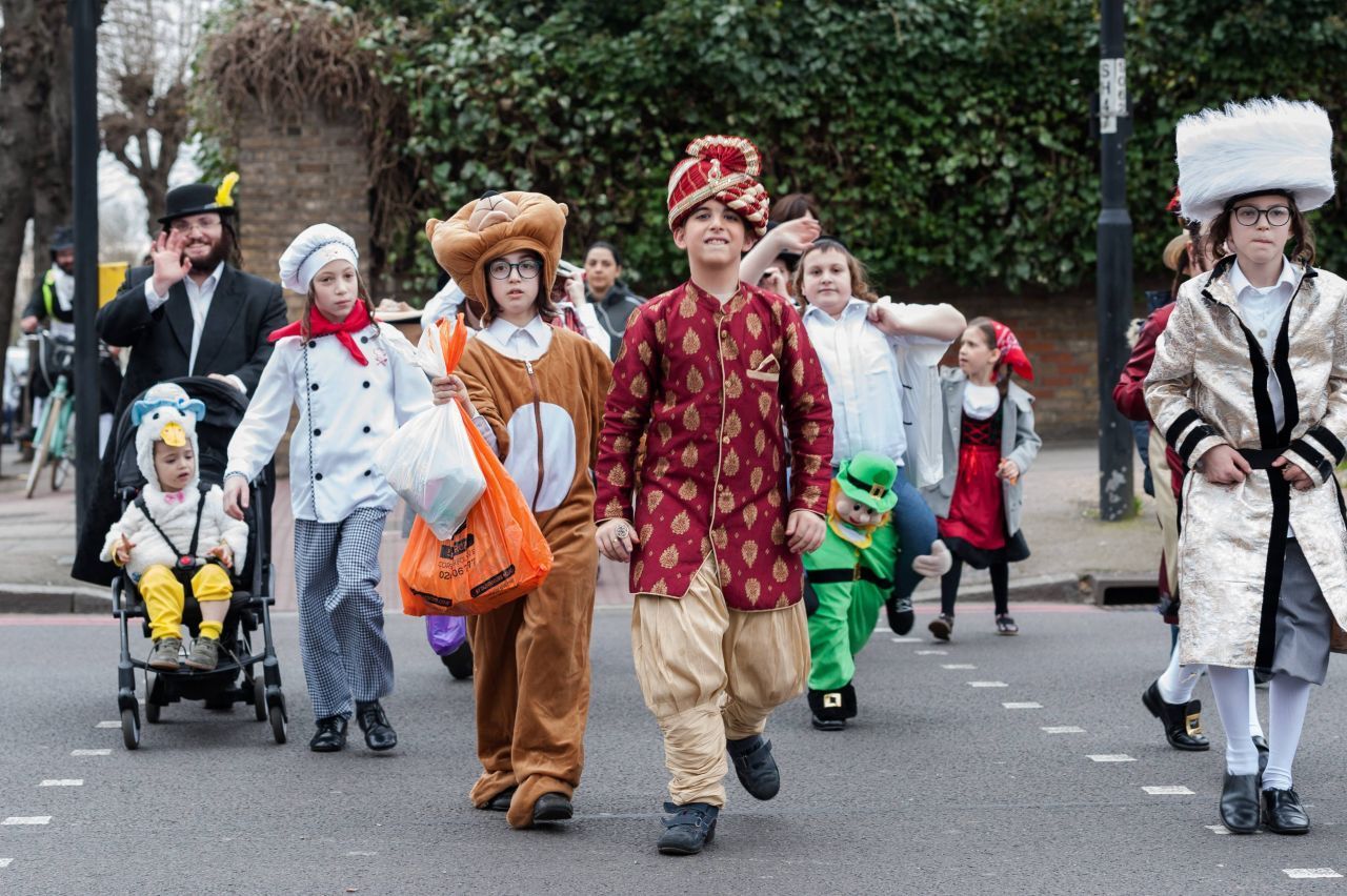 Purim feiern Juden und Jüdinnen im Februar. Es ist ein Fest der Freude, sie tragen Kostüme und feiern ausgelassen, dass Königin Esther das jüdische Volk einst vor der Vernichtung bewahrte. 