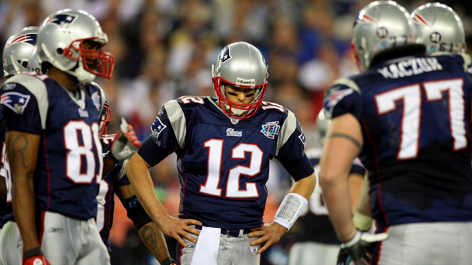 
                <strong>Tom Brady, New England Patriots - Super Bowl XLII</strong><br>
                2007 hätte Geschichte geschrieben werden sollen. Die New England Patriots um Tom Brady waren auf dem besten Weg zur perfekten Saison. Es wäre die erst zweite überhaupt in der Super-Bowl-Ära gewesen. Tom Brady führte sein Team zu einer 16-0-Bilanz in der Regular Season und mit zwei ungefährdeten Playoff-Siegen in den Super Bowl XLII - seinem damals vierten. Erstmals allerdings wurde ihm in dieser Saison der MVP Award verliehen. Mit 4.806 Passing Yards, 50 Touchdowns (damals neuer NFL-Rekord) und einem Passer Rating von 117,1 führte kein Weg an "TB12" vorbei. Vor allem nicht für Underdog New York Giants um Eli Manning. Doch den "G-Men" gelang eines der größten Upsets der NFL-Geschichte. Brady warf zwar 266 Yards und einen Touchdown, doch die Giants machten der perfekten Saison der Patriots 35 Sekunden vor Schluss mit einem Game Winning Touchdown zum 17:14 einen Strich durch die Rechnung. 
              