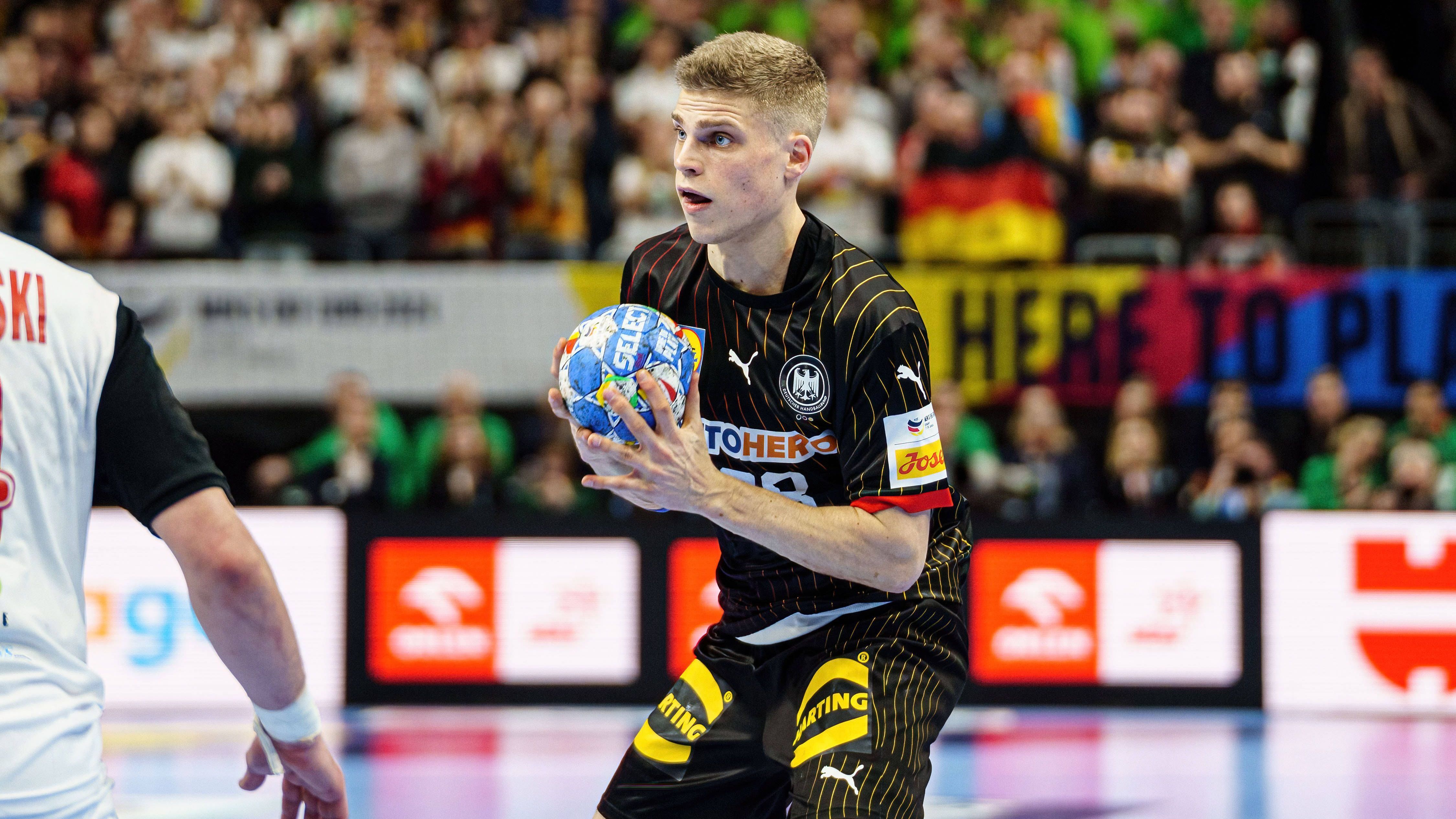 <strong>Rückraum links: Martin Hanne</strong> <br>Die Überraschung im EM-Kader. Reiste mit nur zwei Länderspielen im Gepäck zum Weltrekordspiel nach Düsseldorf und zeigte, dass viel Potenzial in ihm steckt. Spielte einen tollen Assist und traf direkt. Gegen Nordmazedonien dann deutlich schwächer mit zwei Fehlwürfen in fünf Minuten (0/2). Gegen Frankreich ohne Spielzeit. <strong><em>ran</em>-Note: 3</strong>