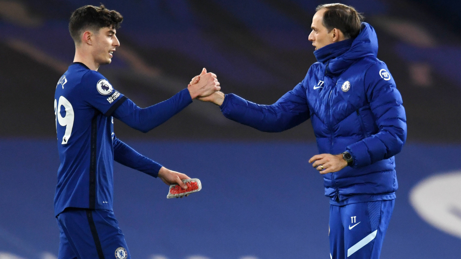 
                <strong>Tuchel bei Chelsea: Punkteschnitt von 2,07 und Jubel mit Henkelpott</strong><br>
                Nach neun Jahren Henkelpott-Abstinenz führte Thomas Tuchel den FC Chelsea 2021 zum Champions-League-Sieg. Auch in der Premier League wies Tuchel eine starke Bilanz auf: Mit einem Punkteschnitt von 2,07 gelang ihm in beiden Jahren in West-London die direkte Champions-League-Qualifikation. Zweimal scheiterte der deutsche Trainer im FA-Cup-Finale: 2021 gegen Leicester City, 2022 gegen den FC Liverpool. Trotzdem stehen in Tuchels Trophäenschrank zwei weiteree Pokal aus seiner Londoner Zeit: Im Sommer 2021 gewannen Tuchels "Blues" gegen Villarreal den UEFA-Super-Cup, im Winter folgte der Triumph bei der FIFA-Klub-WM
              