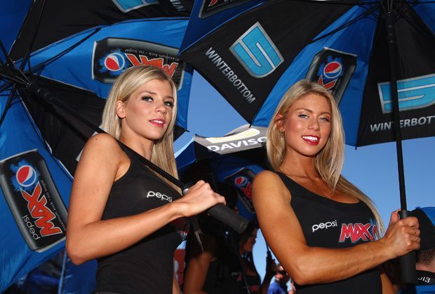 
                <strong>Sexy Formel 1</strong><br>
                Sich einen Weltmeister zu angeln, davon träumen auch diese beiden schönen Grid Girls. Doch das ist nicht so einfach ...
              