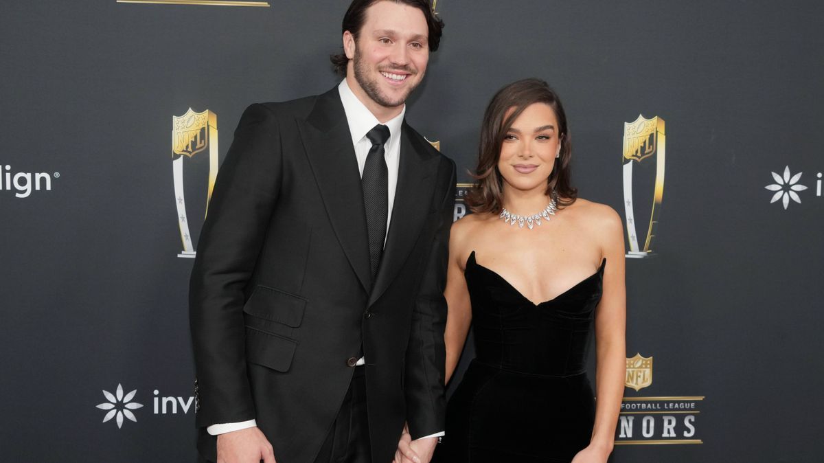 NFL, American Football Herren, USA Super Bowl LIX-NFL Honors Red Carpet Feb 6, 2025; New Orleans, LA, USA; Josh Allen and Hailee Steinfeld on the red carpet before Super Bowl LIX NFL Honors at Saen...