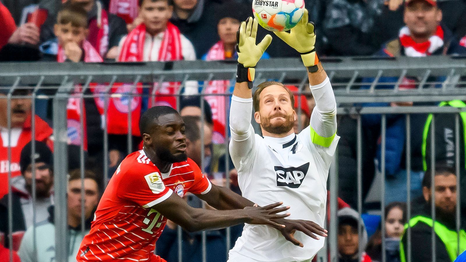 
                <strong>Dayot Upamecano </strong><br>
                Beginnt die Partie mit zwei klitzekleinen Wacklern, schüttelt diese (und seinen Fauxpas in Manchester) aber irgendwann ab. Ist sichtlich überrascht, als sich Hoffenheim nach 35 Minuten entschließt, auch mitzuspielen. Findet immer weniger Zugriff auf die Partie, was die Gäste für einige Aktionen nutzen können. Scheint seine Form komplett verloren zu haben. ran-Note: 4
              