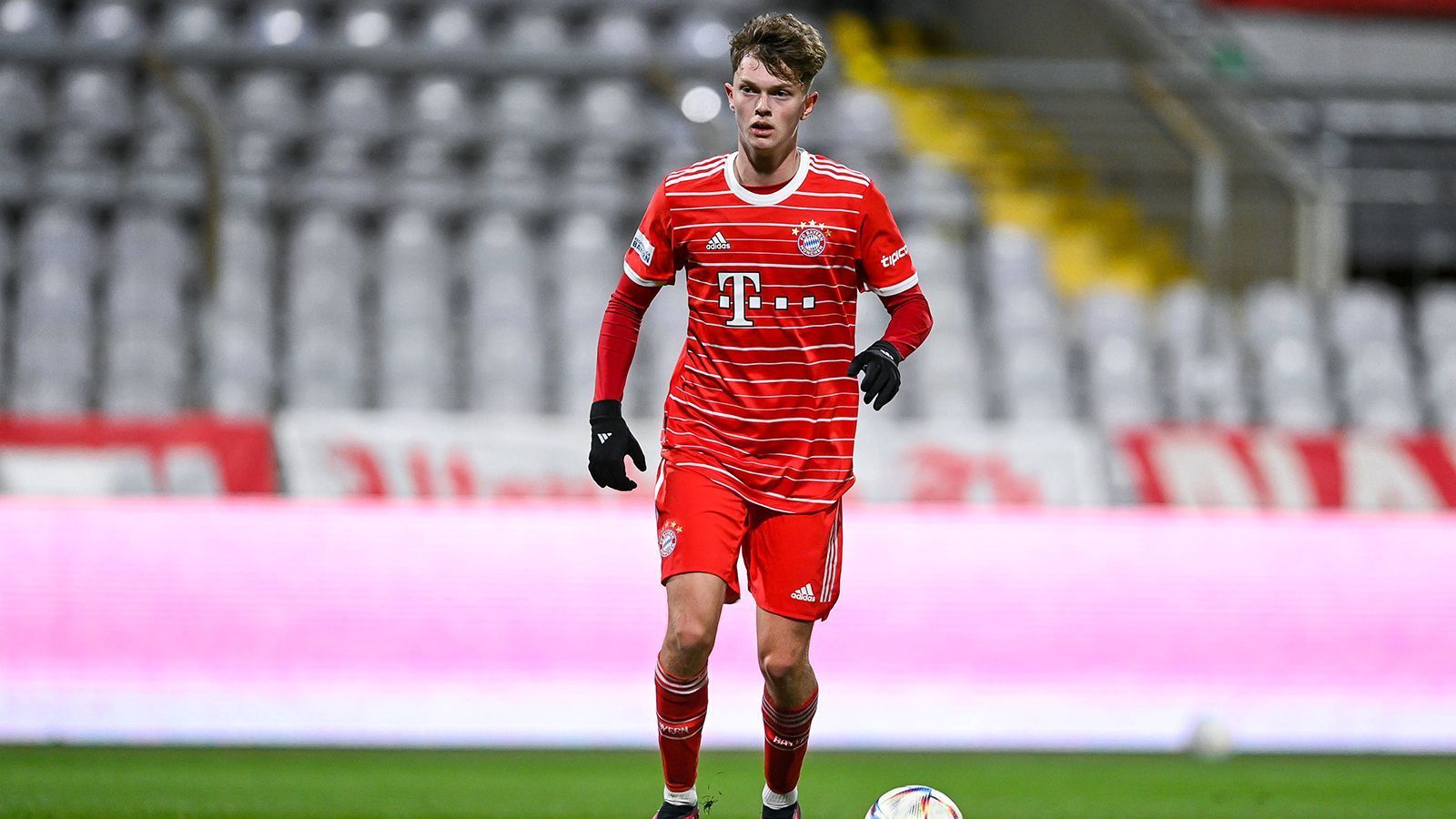 
                <strong>Bundesliga</strong><br>
                &#x2022; Paul Wanner<br>&#x2022; Eingesetzt am: 12. November 2022<br>&#x2022; Damaliges Alter: 16 Jahre, 10 Monate, 20 Tage<br>&#x2022; Verein: FC Bayern München<br>&#x2022; Zweitjüngster Spieler der Bundesliga-Geschichte, jüngster Spieler in der Geschichte des FC Bayern München (16 Jahre und 15 Tage)<br>
              