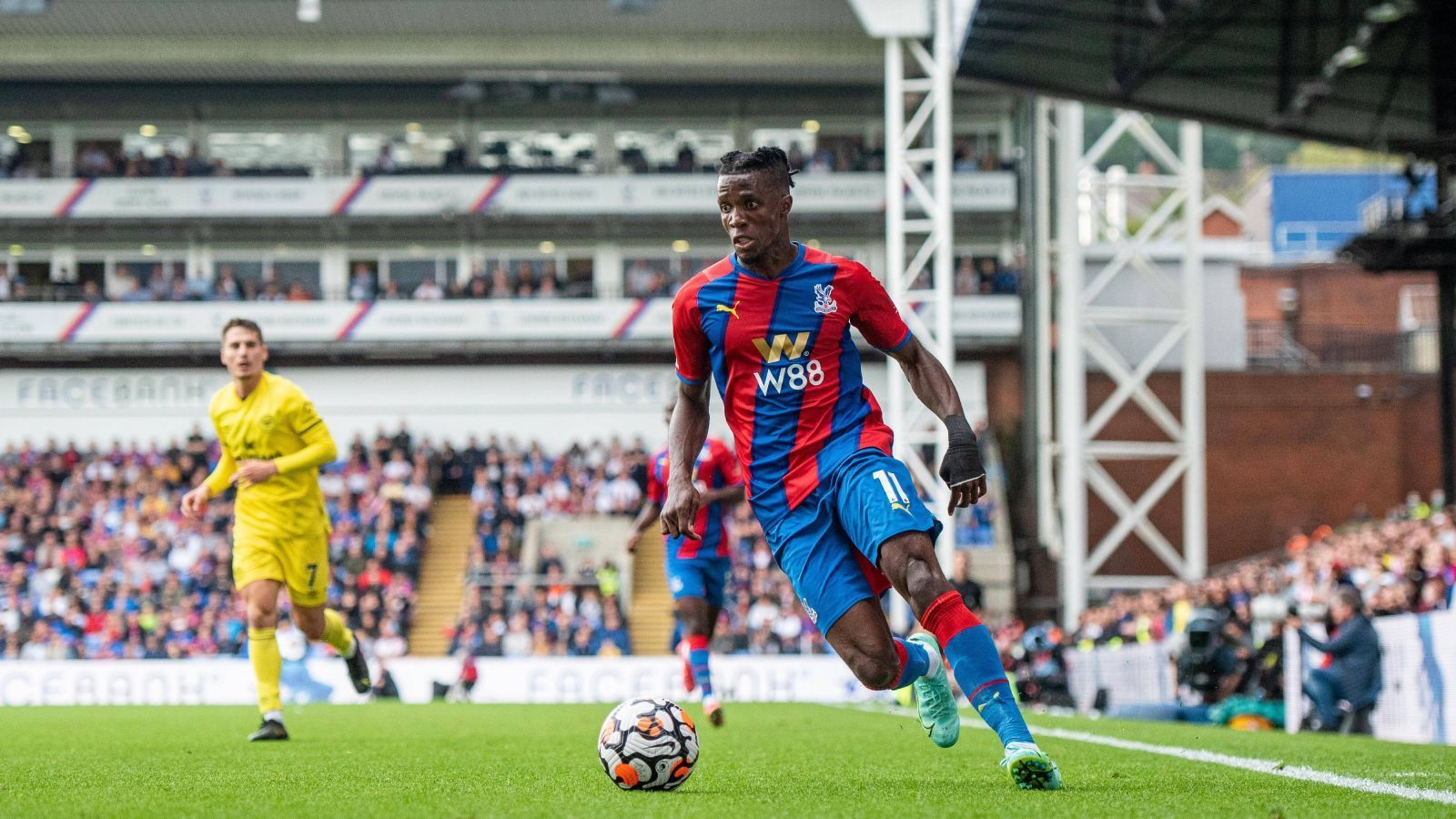 
                <strong>Crystal Palace</strong><br>
                &#x2022; 1. Wilfried Zaha (47 Tore, im Bild) -<br>&#x2022; 2. Christian Benteke (31) -<br>&#x2022; 3. Luka Milivojevic (28)<br>
              