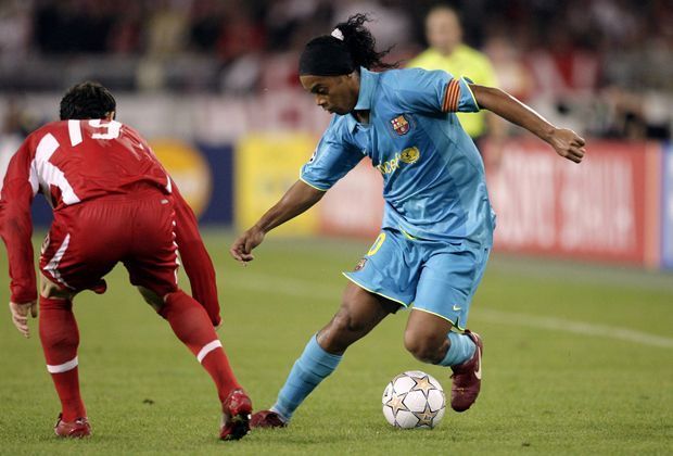 
                <strong>Ronaldinho</strong><br>
                Der Brasilianer gewann 2006 die Champions League und wurde in den beiden Jahren davor zum Weltfussballer gewählt. Seine Spielfreude und gefährlichen Standards machten den Zehner von Barcelona in der damaligen Zeit aus.
              