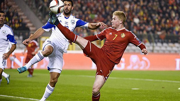 
                <strong>Auf der Bank: Kevin de Bruyne (Belgien)</strong><br>
                Auf der Bank: Kevin de Bruyne (Belgien). Mit gerade einmal 24 Jahren ist der Mittelfeldstar der Führungsspieler der aufstrebenden "Roten Teufel". Der Ex-Wolfsburger, im Sommer für 74 Millionen Euro zu Manchester City gewechselt, trifft fünf Mal und verpasst nur eine Quali-Minute.
              