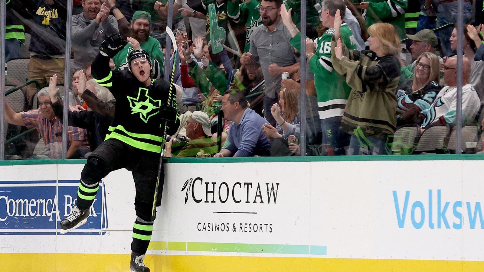 
                <strong>15. Platz: Dallas Stars</strong><br>
                Die Dallas Stars mussten fast bis zum Schluss um die Playoffs zittern und gehen als einer der klaren Außenseiter ins Rennen. Zwar haben zahlreiche Spieler der Texaner ein gewaltiges Maß an Erfahrung, aber die Stars wirken aktuell nicht, als könnte der Stanley-Cup-Champion von 1999 wie vor zwei Jahren bis ins Finale vorstoßen. Der erste Gegner in der Endrunde, die Calgary Flames, dürfte unter normalen Umständen eine zu hohe Hürde sein. Es gibt in dieser Saison einfach zu viele Fragezeichen rund um das American Airlines Center. 
              