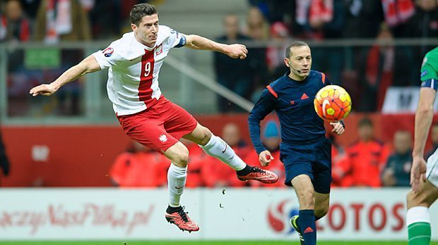 
                <strong>Mittelstürmer: Robert Lewandowski (Polen)</strong><br>
                Mittelstürmer: Robert Lewandowski (Polen). Der 27-Jährige ist der Prototyp des Torjägers. 13 Mal schenkt er den Gegnern in seinen zehn Einsätzen ein, allein in den letzten fünf Spielen schlägt's neun Mal ein. Keine Frage: Der Kapitän des zweimaligen WM-Dritten befindet sich in der Form seines Lebens.
              