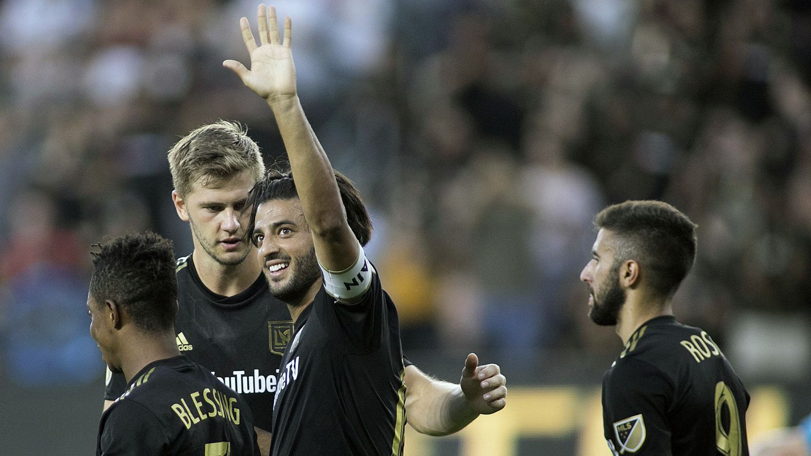 
                <strong>Los Angeles FC (Western Conference)</strong><br>
                Im Westen marschierte Los Angeles FC mit einer brutalen Dominanz durch die Regular Season, holte 72 Punkte und damit 16 Zähler mehr als der erste Verfolger Seattle. Der wohl wichtigste Faktor bei den Kaliforniern, ist Torjäger Carlos Vela (Mi.). Der Mexikaner, früher unter anderem bei Arsenal und Real Sociedad aktiv, sorgte mit 34 Saisontoren für einen neuen MLS-Rekord in der Regular Season. In den zurückliegenden neun MLS-Spielen, in denen Vela eingesetzt wurde, traf der 30-Jährige stets für sein Team. Mit 6,3 Millionen Dollar ist der Routinier selbstredend auch Topverdiener seines Klubs, aber innerhalb der MLS dennoch nur auf Platz 5 im Salary-Ranking hinter ebenfalls bekannten Namen wie Ibrahimovic, Altidore oder Michael Bradley.
              