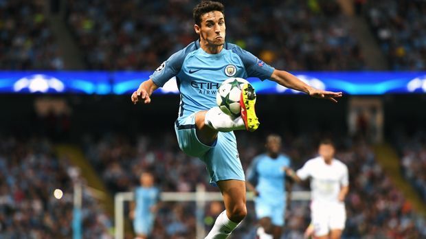 
                <strong>Jesus Navas (Manchester City)</strong><br>
                Jesus Navas (Manchester City): Der Spanier hat vom Trainerwechsel bislang nicht wirklich profitiert. Das liegt aber weniger an Guardiola als viel mehr am aufstrebenden Konkurrenten Raheem Sterling. Der Engländer blüht richtig auf und verdrängt Navas ins zweite Glied. Gerüchten zufolge soll der 30-Jährige bereits in der Sommerpause mit einem Abgang geliebäugelt haben, was auch eine Verlängerung eher unwahrscheinlich erscheinen lässt.
              