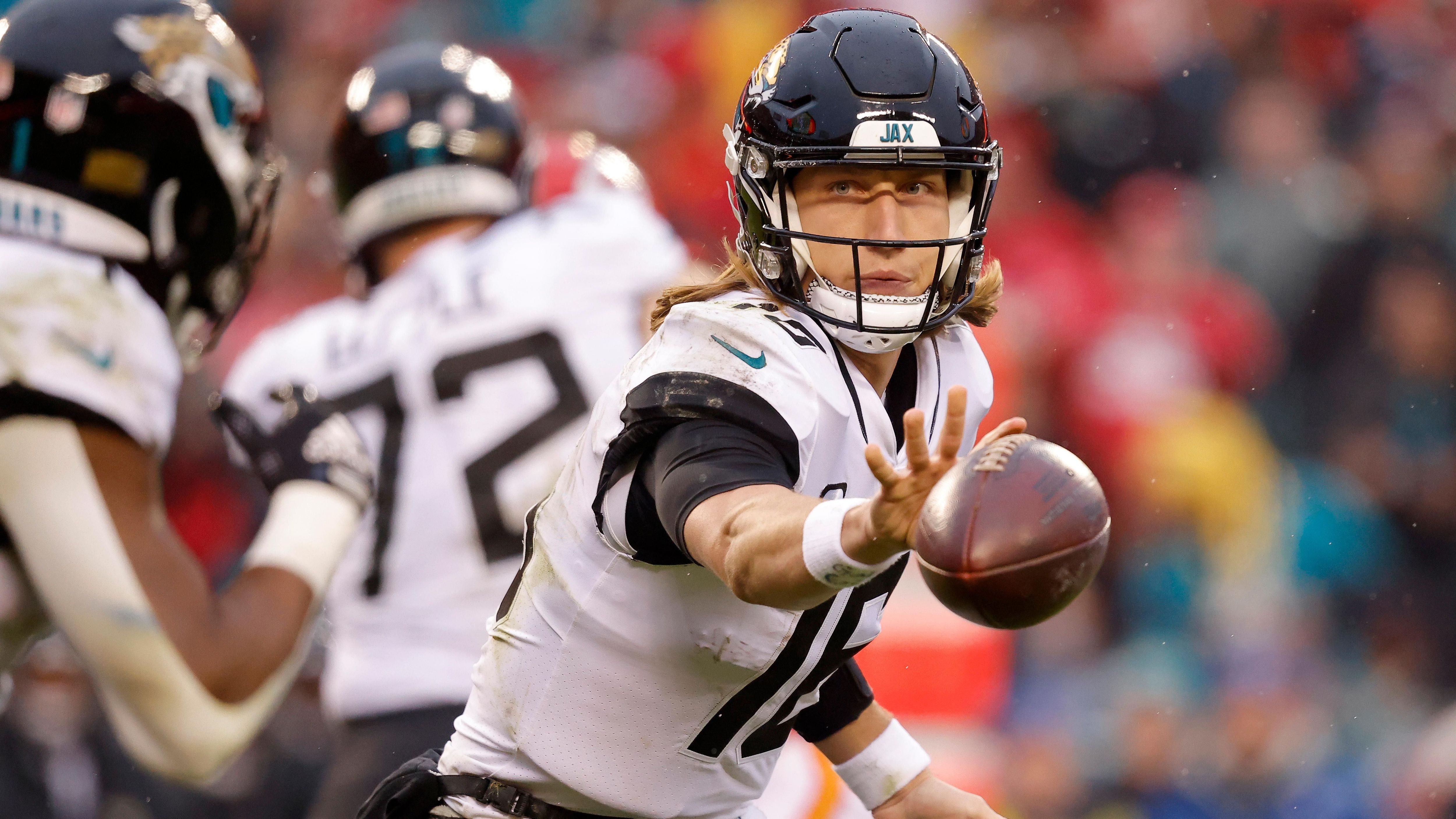 
                <strong>Verlierer: Trevor Lawrence</strong><br>
                Was für die Giants gilt, gilt auch für die Jacksonville Jaguars und Quarterback Trevor Lawrence. Im Vergleich zur Vorsaison zeigte sich das Team von Doug Pederson wie ausgewechselt und schaffte es überraschend in die Playoffs. Auch gegen die Kansas City Chiefs hielten die "Jags" lange mit. Doch dann besiegelte eine unglückliche Interception fünf Minuten vor dem Ende das Playoff-Aus Jacksonvilles. Lawrence verlor dadurch zum ersten Mal in seiner NFL-Karriere ein Spiel an einem Samstag. Ein bitteres Ende einer ansonsten tollen Saison für den ehemaligen Nummer-1-Pick.
              