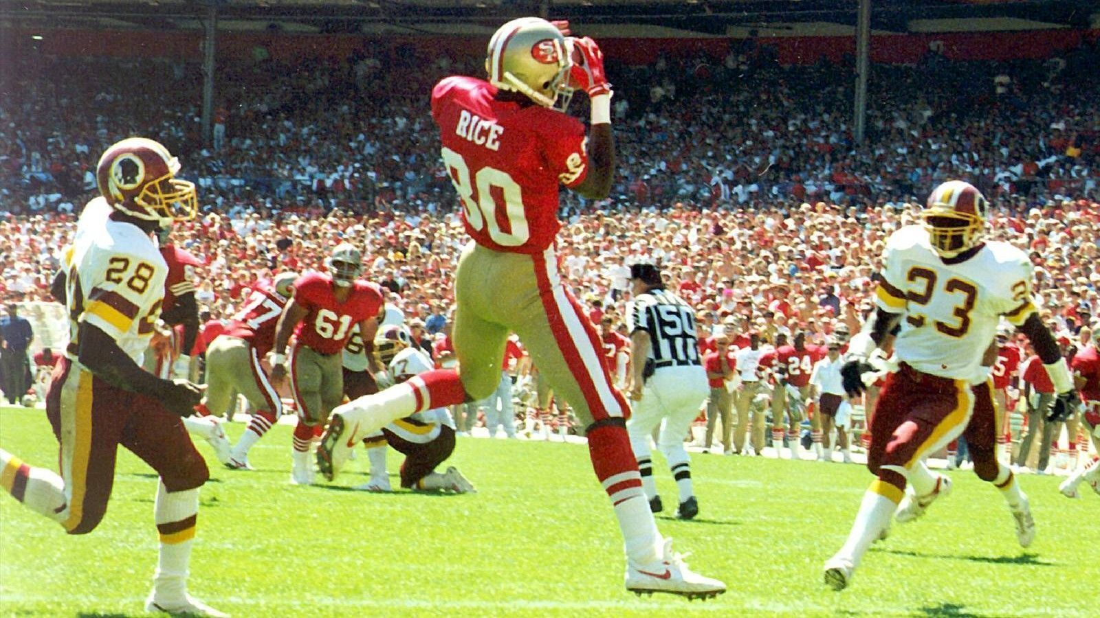 
                <strong>Jerry Rice - Drei Receiving-Rekorde</strong><br>
                Jerry Rice gilt nicht nur als einer der besten Spieler, der je in der NFL aktiv war, er hält auch mehrere Receiving-Rekorde. So hat er den für die meisten Karriere-Receptions (1.549), den für die meisten Receiving Yards (22.895) und den für die meisten Receiving Touchdowns (197) inne. Nimmt man seine Rushing Touchdowns noch hinzu, durfte er sogar 207 Mal in der Endzone jubeln.
              