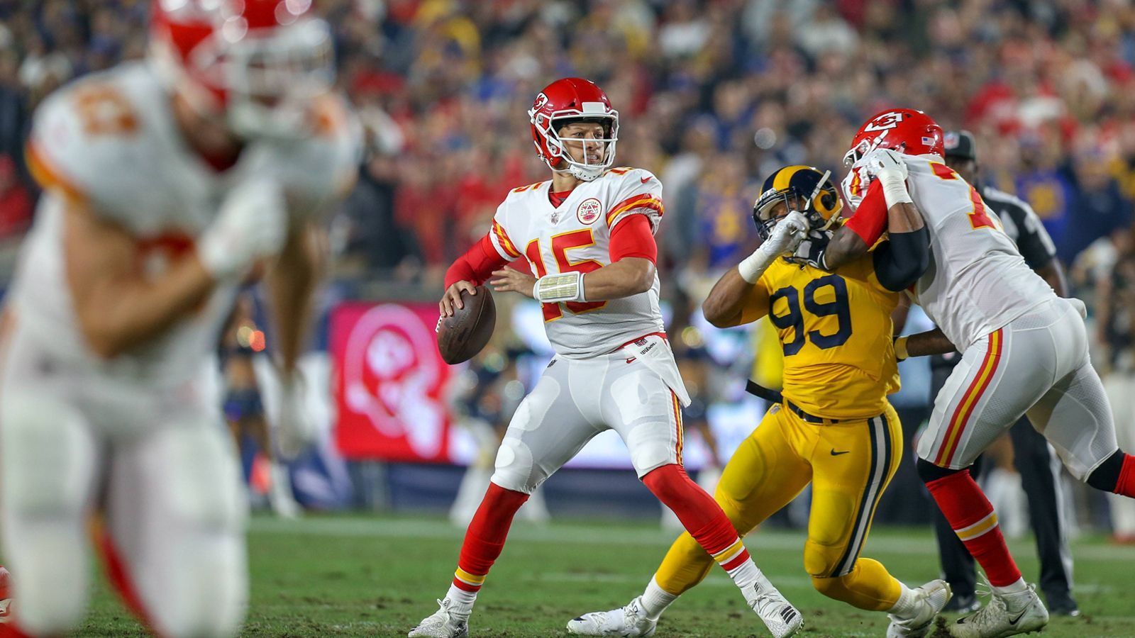 
                <strong>Los Angeles Rams – Kansas City Chiefs: Die beiden besten Offensiven</strong><br>
                Die Kansas City Chiefs stellten mit einem Raumgewinn von durchschnittlich 425,6 Yards die beste Offense der regulären Saison, die Los Angeles Rams rangieren mit 421,1 Yards direkt dahinter. Würden die beiden besten Offensiven der NFL im Super Bowl aufeinander treffen, wäre das vor allem eines: Werbung für unseren Sport.  
              