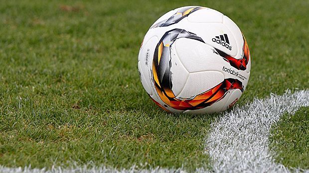 
                <strong>Neu in der Bundesliga: Torfabrik</strong><br>
                Alter Name, neues Design: Der offizielle Spielball "Torfabrik" präsentiert sich 2015/2016 überwiegend in Weiß, über das Spielgerät winden sich zudem "Diamantenbänder" in Schwarz-Rot-Gold.
              