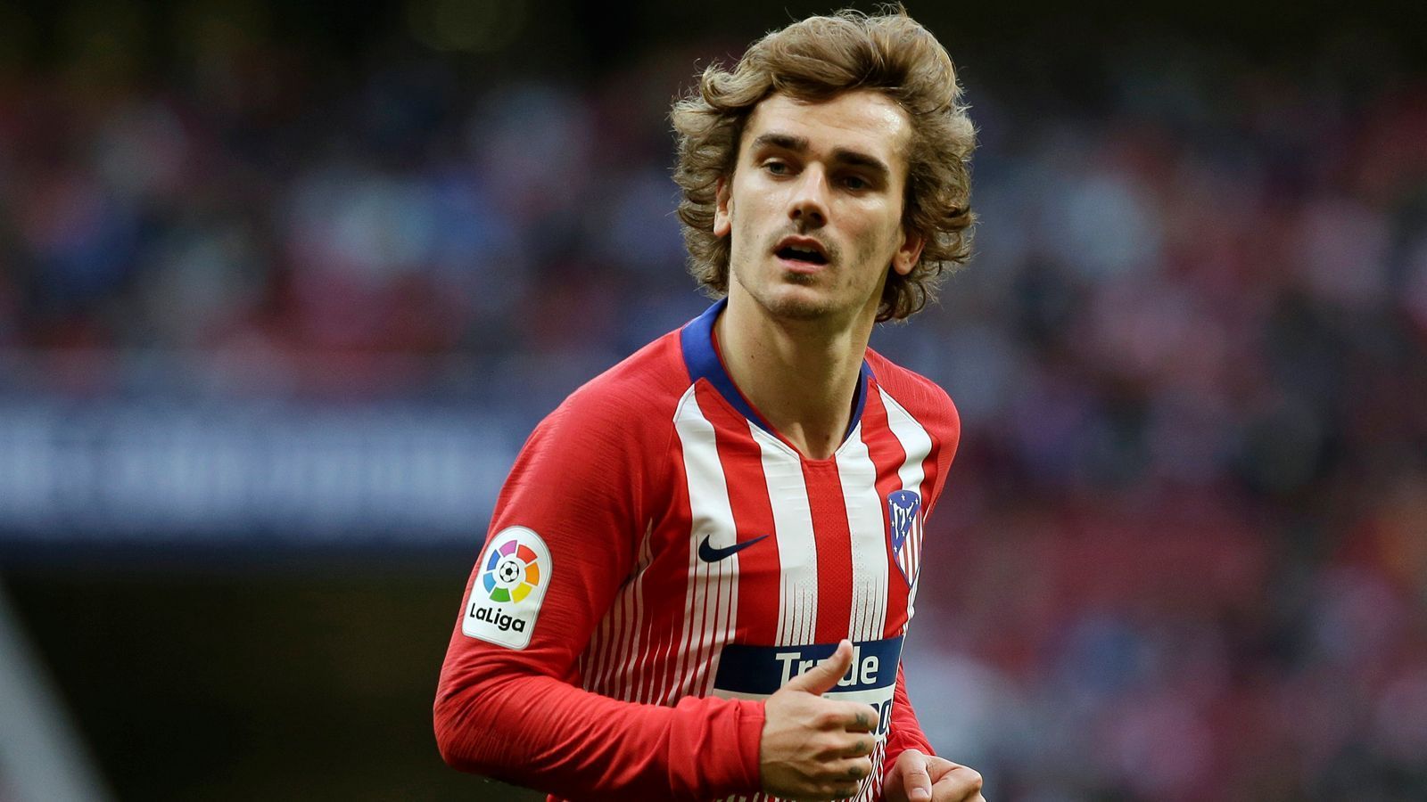 
                <strong>Platz 6: Antoine Griezmann</strong><br>
                Nach langem Tauziehen ist der Transfer von Antoine Griezmann am 12. Juli 2019 dann doch endlich vollzogen worden. Für die Verpflichtung des französischen Weltmeisters überwies der FC Barcelona an Atletico Madrid die durch eine Ausstiegsklausel festgelegte Ablösesumme von 120 Millionen Euro. 
              