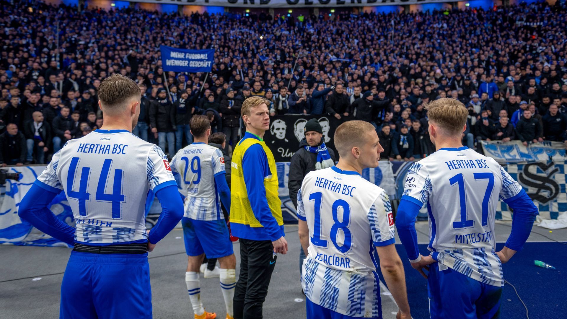 
                <strong>9. April 2022</strong><br>
                Hertha kassiert im Derby gegen Union die zweite Niederlage in Folge unter Magath, was für die Spieler Konsequenzen hat. Die kommen aber nicht vom Verein, sondern von den Fans. Die Spieler müssen ihre Trikots vor der Fankurve der Berliner ausziehen und auf dem Boden ausbreiten. Eine Demütigung, für die Geschäftsführer Bobic klare Worte findet: "Da wird aus meiner Sicht eine Linie überschritten", sagt er im Doppelpass bei "Sport1".
              