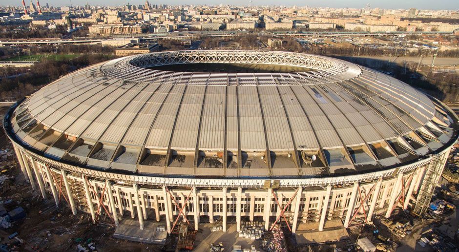 
                <strong>WM-Zittern: Diese Nationen müssen in die WM-Playoffs</strong><br>
                Auf dem Weg ins Olympiastadion von Moskau wartet eine weitere Hürde für zahlreiche Nationen: Die WM-Playoffs. Gerne hätten sie sich direkt für die Weltmeisterschaft 2018 qualifiziert. Doch nun müssen sie sich in den Ausscheidungsspielen beweisen. Am 17. Oktober wird in Zürich ausgelost, welche europäischen Nationalmannschaften in einem Hin- und Rückspiel gegeneinander antreten. Bei den Interkontinentalen Playoffs stehen die Partien bereits fest. Die Begegnungen finden voraussichtlich zwischen dem 6. und 14. November statt.
              