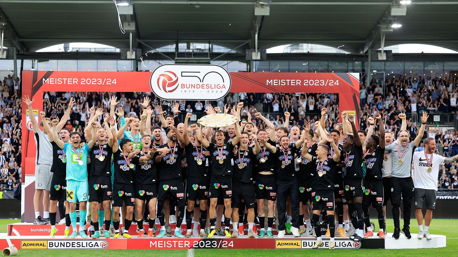 <strong>Sturm Graz (Österreich)</strong>&nbsp;<br>Sturm Graz beerbt RB Salzburg! Am letzten Spieltag sicherte sich das Team von Trainer Christian Ilzer mit einem 2:0-Sieg gegen Austria Klagenfurt den vierten Titel der Vereinsgeschichte.&nbsp;