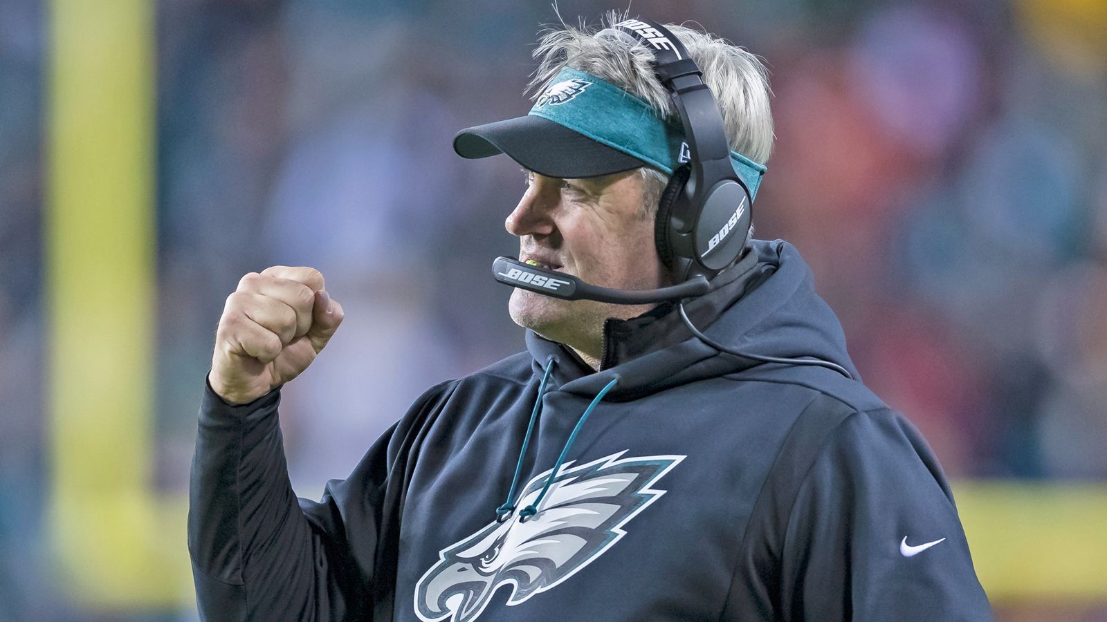 
                <strong>GEWINNER: Doug Pederson</strong><br>
                Dass Doug Pederson auf aggressives Playcalling steht, ist spätestens seit dem legendären "Philly Special" beim vierten Versuch im Super Bowl LII bekannt. Jetzt sind wieder Playoffs - und Pederson ist wieder voll in seinem Element. Während Bears-Coach Matt Nagy (eigentlich auch ein Freund riskanter und innovativer Spielzüge) beim Spielstand von 15:10 im letzten Quarter plötzlich konservativ callt und einen vorhersehbaren Lauf-Spielzug durch die Mitte ansagt, ist sein Gegenüber bei den Eagles in der Crunchtime mutiger. Mehrere Play-Actions und Do-or-die-Pässe bringen Philly im letzten Drive in die Endzone. Bei der Two-Point-Conversion gibt es sogar eine neue Variante des "Philly Special" zu sehen. Diese funktioniert zwar nicht, doch Eagles-Fans können sich sicher auch in den Divisional Playoffs wieder auf die ein oder andere Pederson-Überraschung freuen.
              