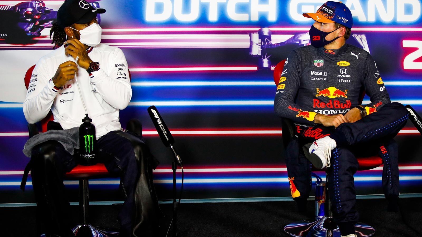 
                <strong>Max Verstappen vs. Lewis Hamilton (2021)</strong><br>
                Nach jahrelanger Mercedes-Dominanz könnte der Weltmeister zum ersten Mal seit 2013 wieder aus einem anderen Rennstall kommen. Fünf Rennen vor Schluss führt der Niederländer Max Verstappen im Red Bull mit zwölf Punkten vor Lewis Hamilton. Nach Zusammenstößen in Silverstone und Monza verspricht die Endphase der Saison ein Kopf-an-Kopf Rennen zu werden. Holt Verstappen seinen ersten Titel oder wird Hamilton mit acht Weltmeisterschaften alleiniger Rekordhalter?
              