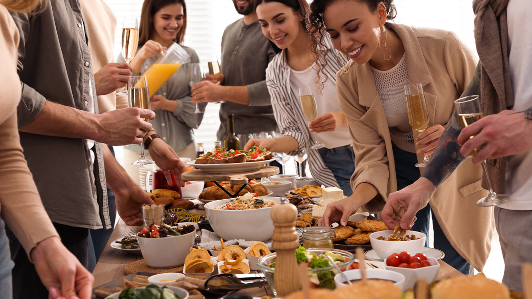 Noch auf der Suche nach geeigneten Snacks für deine Silvesterparty? Diese köstlichen Fingerfood-Rezepte schmecken deinen Gästen garantiert.