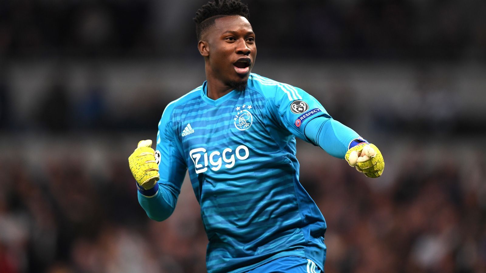 
                <strong>Andre Onana </strong><br>
                Wird in der ersten Halbzeit nicht allzu oft gefordert. Muss bei einigen hohen Bällen eingreifen, wobei er einmal unabsichtlich Gegenspieler Vertonghen mit den Fäusten trifft. Bei einer Hereingabe von Lucas nach einer halben Stunde auf dem Posten. Ansonsten hat er wenig Gelegenheit, seine Klasse zu zeigen. Ein insgesamt unaufgeregtes Spiel des 23-jährigen Kameruners. ran-Note: 3
              