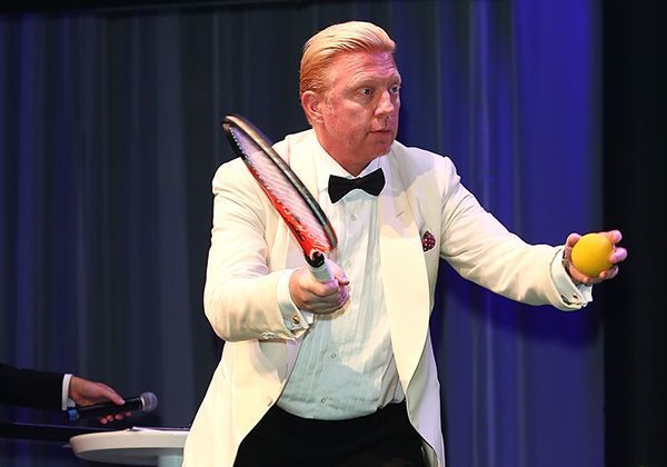 
                <strong>Boris Becker anno 2013 </strong><br>
                Heute mit Mitte 40 kann auch Boris Becker nicht mehr alle Altersspuren an seinem Körper verwischen respektive verstecken. Doch an einem Tennisschläger macht er immer noch eine gute Figur.
              