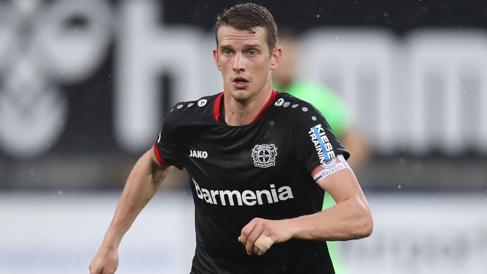 
                <strong>Lars Bender (zuletzt Bayer Leverkusen)</strong><br>
                Bei Bayer Leverkusen ging im Sommer 2021 gleich eine doppelte Ära zu Ende - jene der Bender-Zwillinge. Lars, der von 2009 bis 2021 durchgehend bei Bayer unter Vertrag stand, entschied sich zusammen mit seinem Zwillingsbruder Sven mit jeweils 32 Jahren für das Ende der Profi-Karriere. Aber ganz können es die beiden nicht lassen mit dem Fußball, denn ...
              