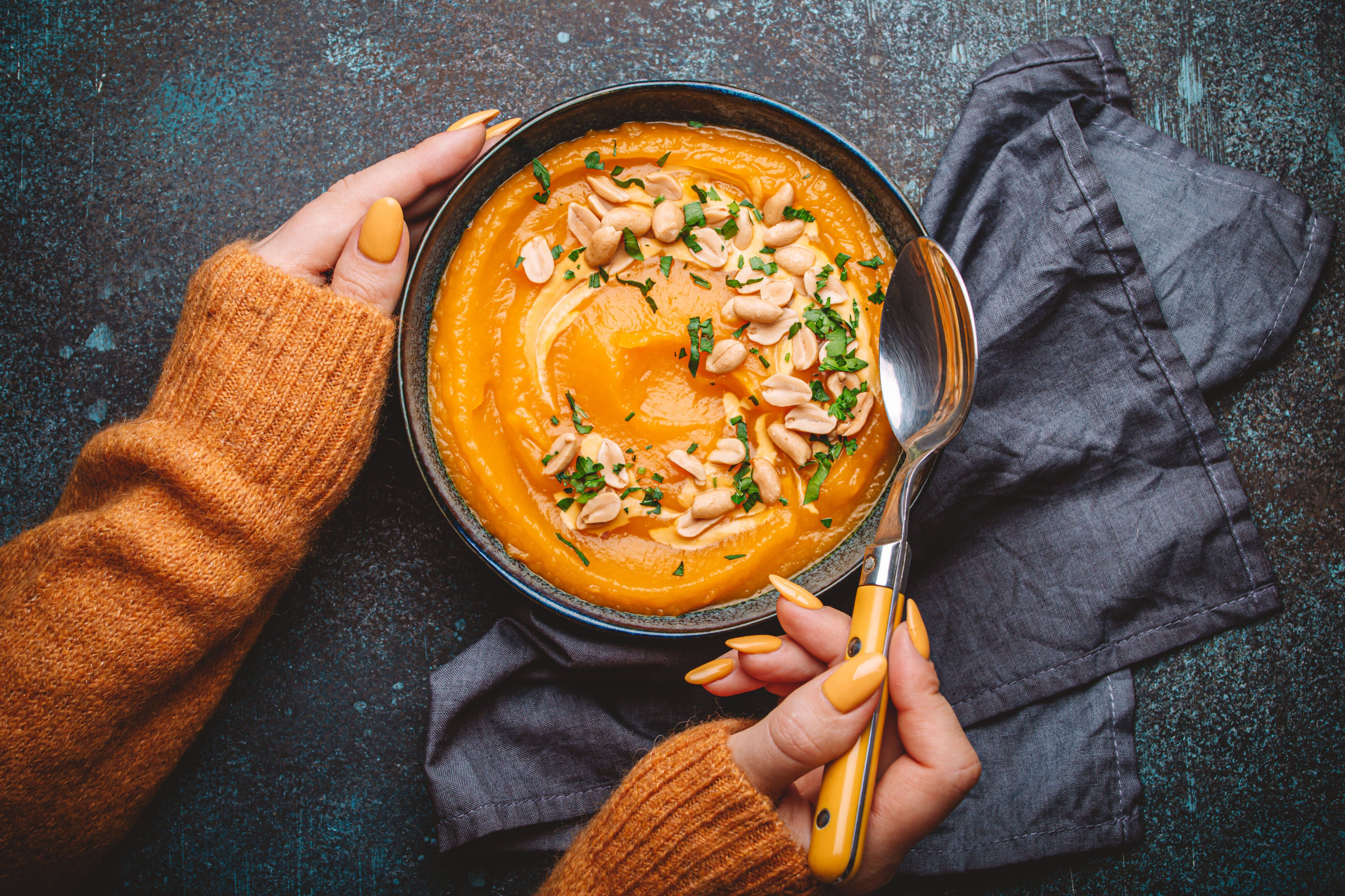 Eine Karottensuppe eignet sich perfekt zum Abnehmen. Wir haben ein einfaches Diät-Rezept für dich