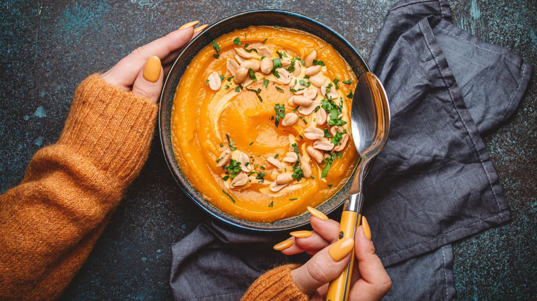 Eine Karottensuppe eignet sich perfekt zum Abnehmen. Wir haben ein einfaches Diät-Rezept für dich