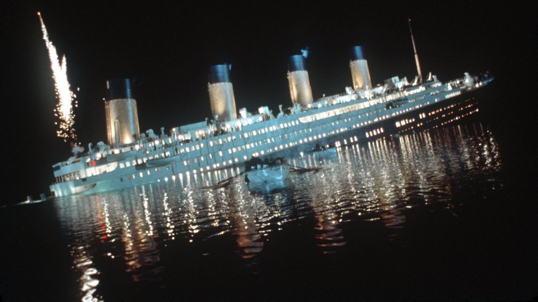 Die berühmte "Titanic"-Holzplatte, die im Film Hauptfigur Rose DeWitt, aber nicht Jack Dawson rettete, ist versteigert worden.