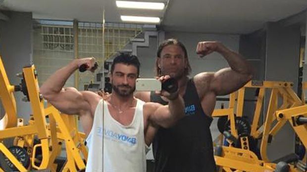 
                <strong>Murat Demir: Wiese schuftet hart</strong><br>
                Murat Demir: Wiese schuftet hart. Auf Facebook hält der Bodybuilder seine Fans nicht nur über seine Fortschritte auf dem Laufenden, auch die Entwicklung von Tim Wiese wird dokumentiert. Er ist immer wieder erstaunt, wie sehr sich sein Schützling ins Zeug haut.
              